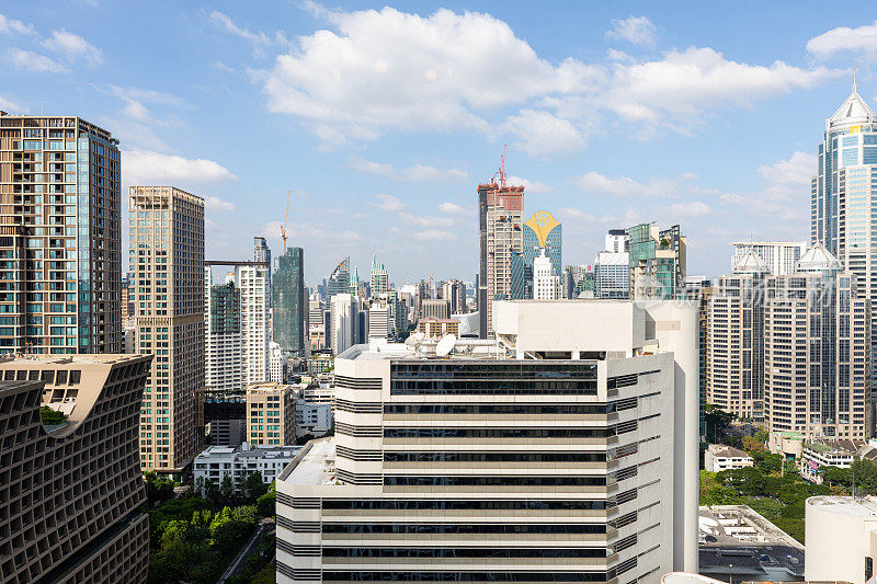 泰国曼谷:2021年11月24日:下午的Cityscape of Wireless road-Ploenchit十字路口，商业和金融区的住宿、办公楼、公寓和酒店，Cityscape Bangkok